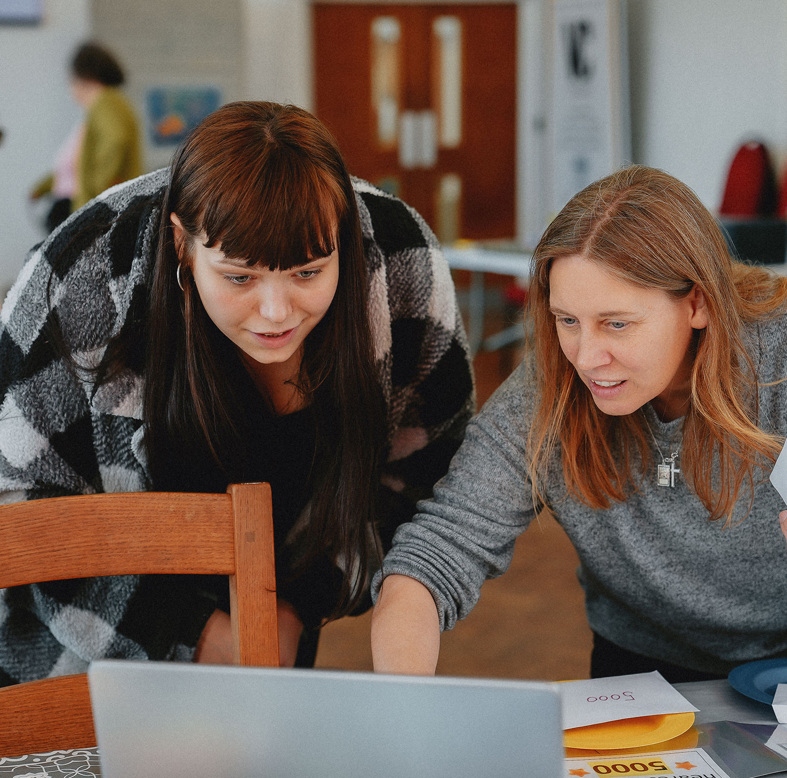 A learner and a tutor at Pembrokeshire Action for the Homeless use the CENTURY AI-powered learning platform